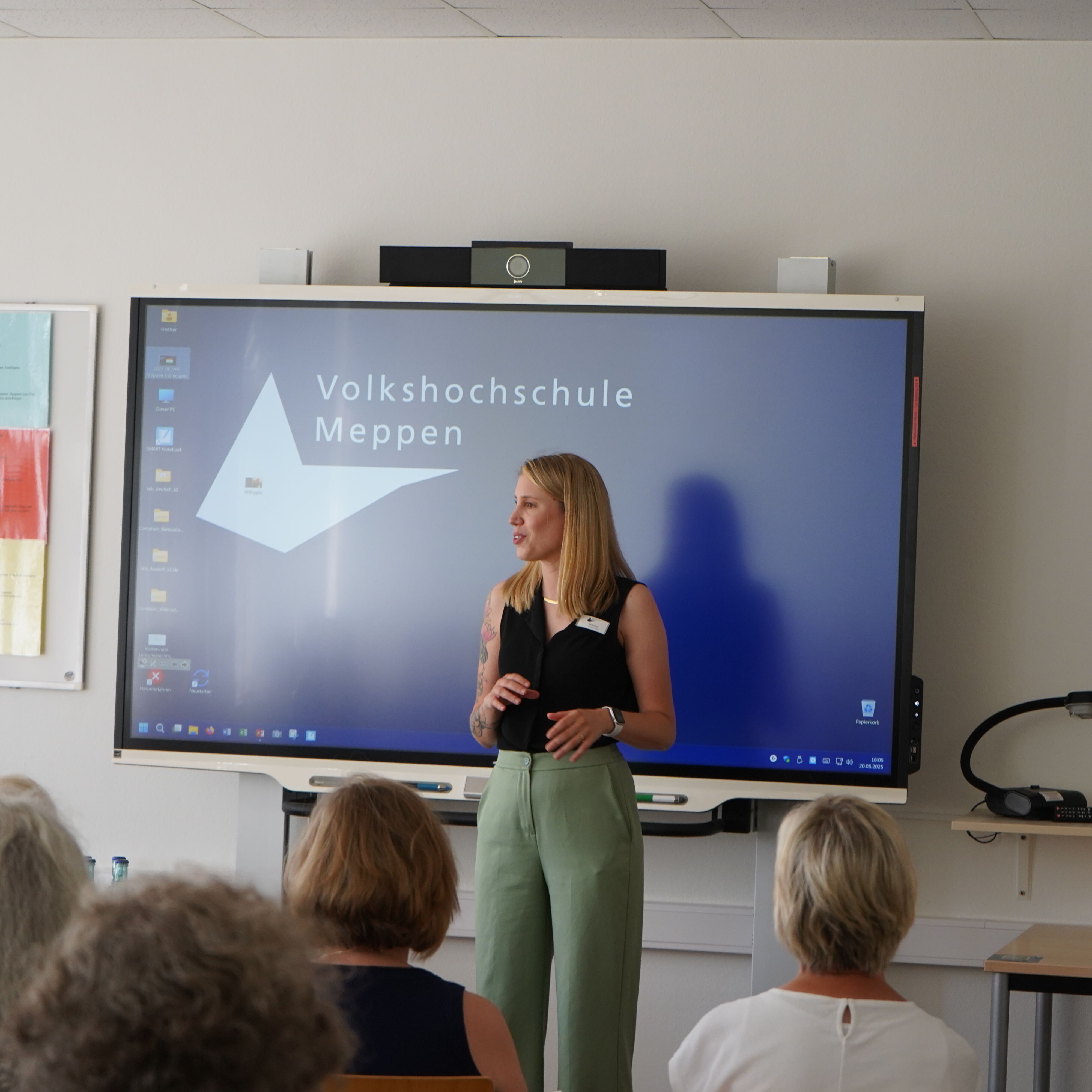 Fachbereichsleiterin des Gesundheitsbereichs der VHS Meppen, Nina Korte, stellt die neue Vortragsreihe vor.