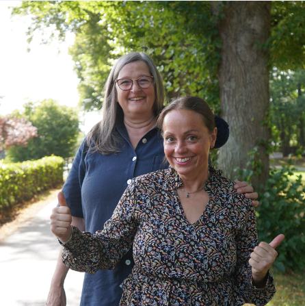 Die Kursleiterinnen Carmen Schwägerl (v. rechts) und Gabriele Eng (links) freuen sich auf die Stammtische für Alleinlebende, die Raum für Austausch, Vernetzung und gemeinsame Aktivitäten bieten