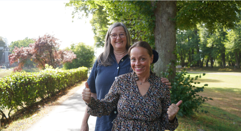 Die Kursleiterinnen Carmen Schwägerl (v. rechts) und Gabriele Eng (links) freuen sich auf die Stammtische für Alleinlebende, die Raum für Austausch, Vernetzung und gemeinsame Aktivitäten bieten