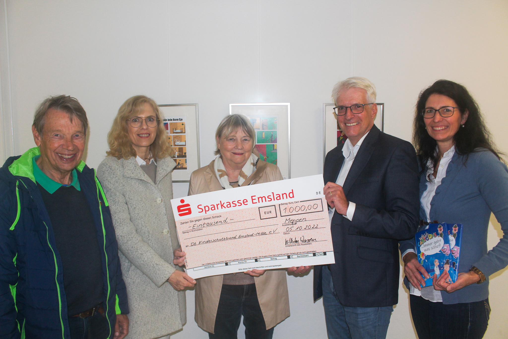 Spendenübergabe VHS Ausstellung an Kinderschutzbund